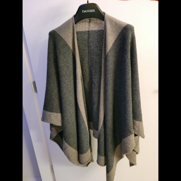 Black Goat Cashmere 2 Tone Cape - Picture 2 of 10